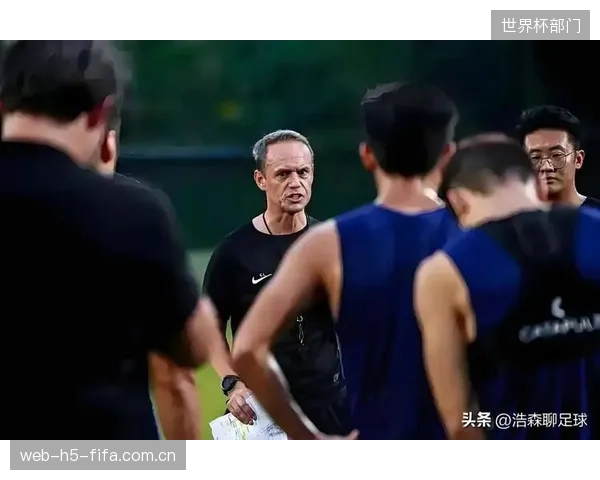 深圳新鹏城放弃无效控球，主帅塔托强调中场拦截硬度。